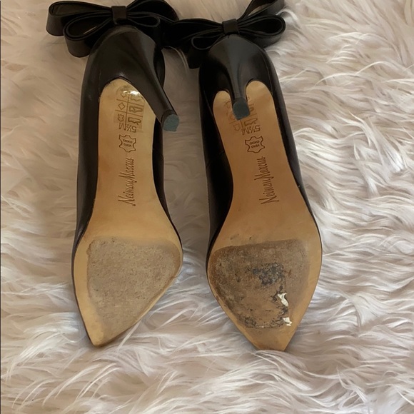 Neiman  Marcus Bow heels - Picture 4 of 4